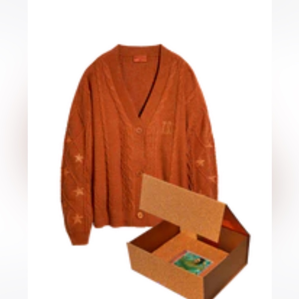 Taylor’s Swift sweater and Life of a Showgirl CD box set
XS/S
NWT